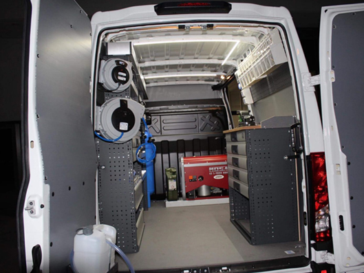 interno furgone con attrezzature